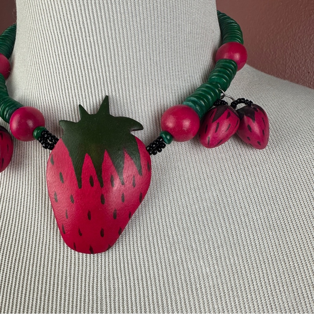 Vintage wooden strawberry pendant necklace with strawberry beads pink and green - Picture 2 of 5